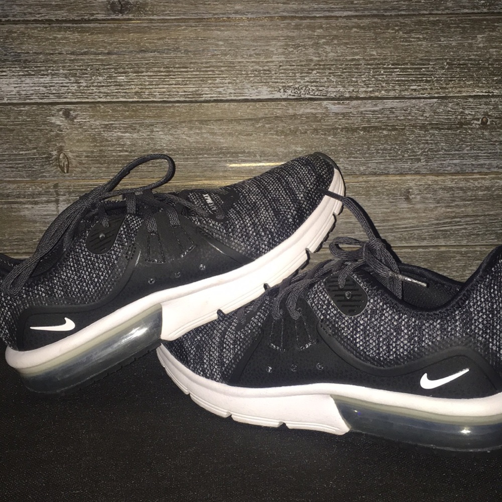 Never worn nike air max gym shoes